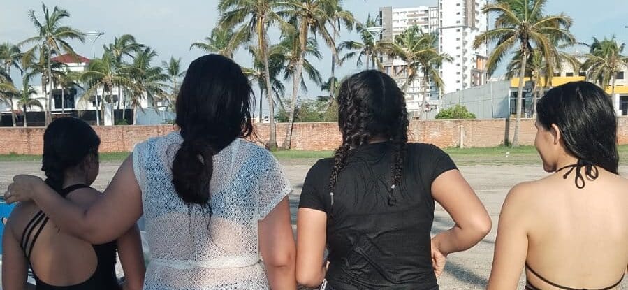 Jóvenes rescatadas en mar de Mazatlán