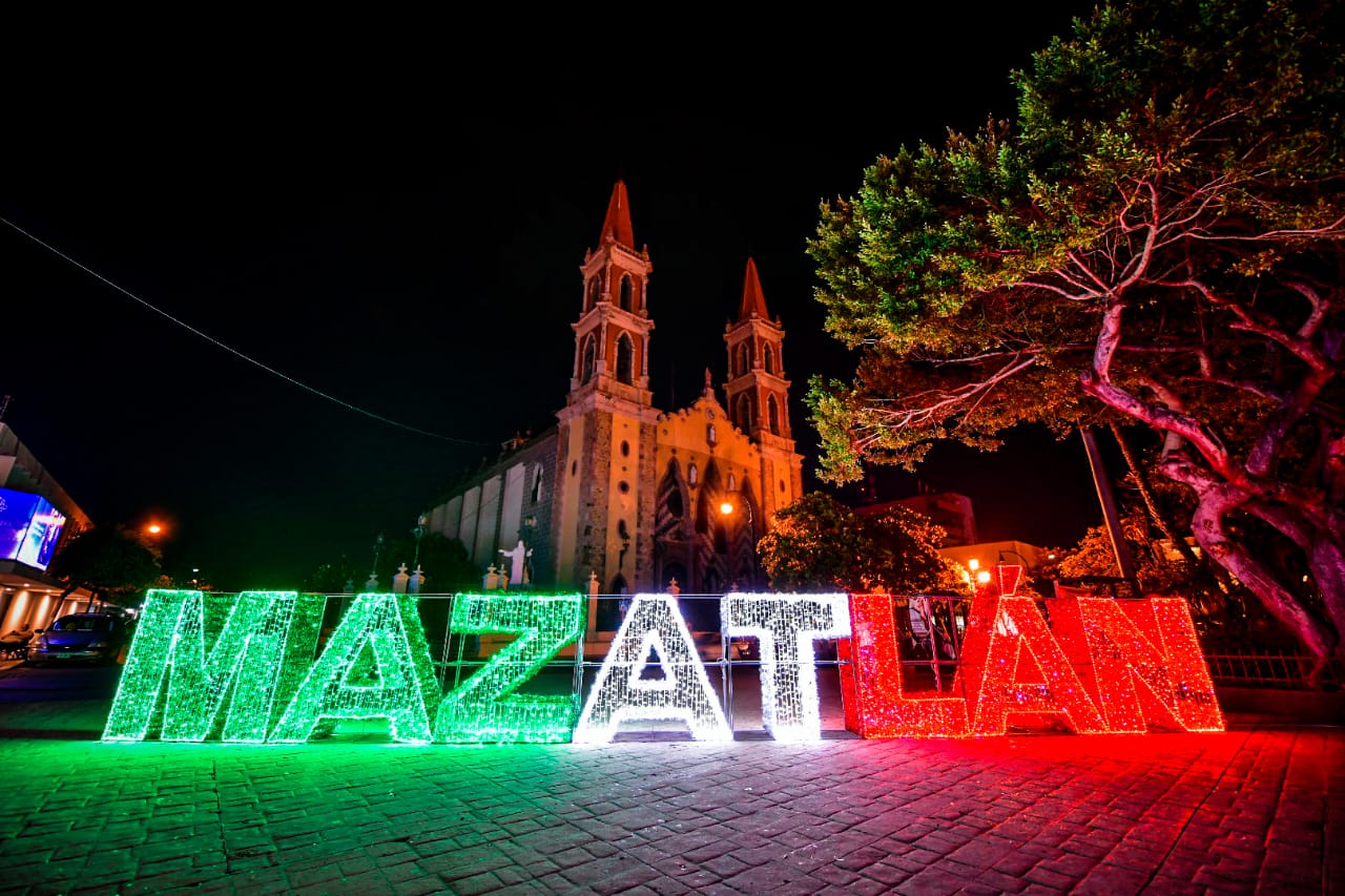 Decoraciones del mes patrio en el palacio municipal de Mazatlán