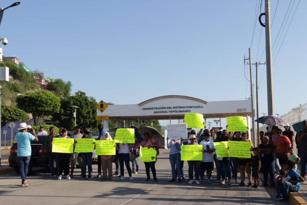 Manifestación de pescadores por la muerte de Natanael en la entrada de la ASIPONA, Topolobampo