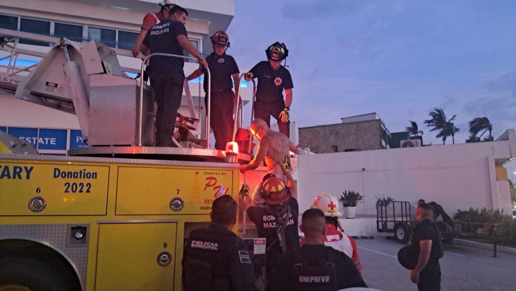 Elementos de rescate finalizan el descenso del turista que intentó arrojarse del edificio