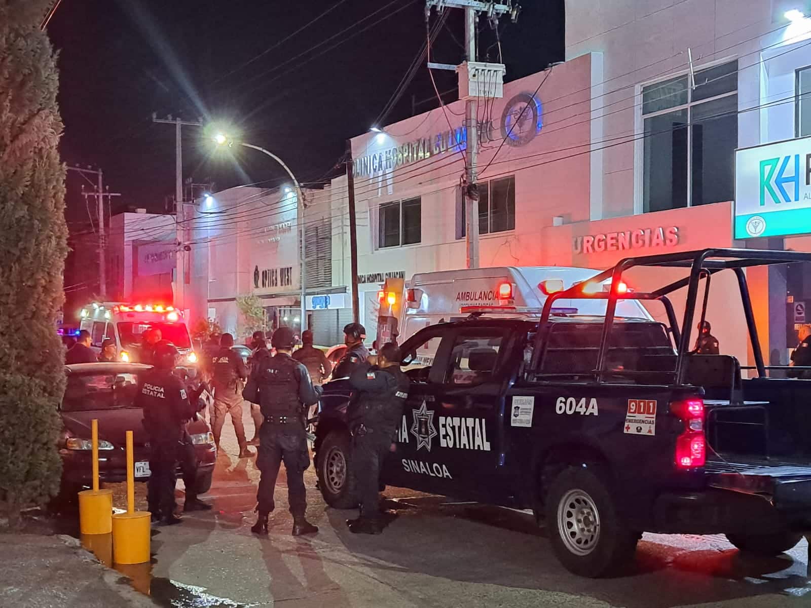 Elementos de la Policía Estatal afuera de la clínica