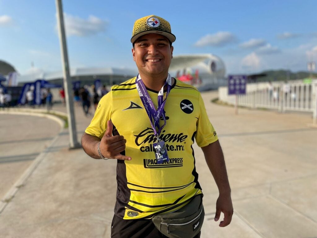 Aficionados llegando al Kraken para ver el partido entre Tigres y Mazatlán FC. Foto: Manuel Mancilla