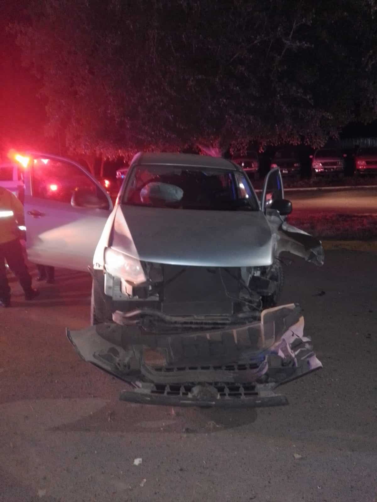 Camioneta Volkswagen tipo pickup con el frente destrozado