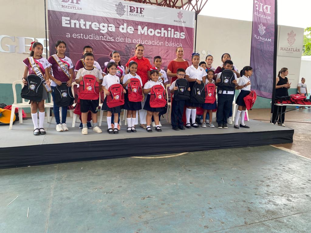María Teresa Apodaca Muñoz, presidenta del Sistema DIF municipal, junto a los niños beneficiados en la entrega de mochilas