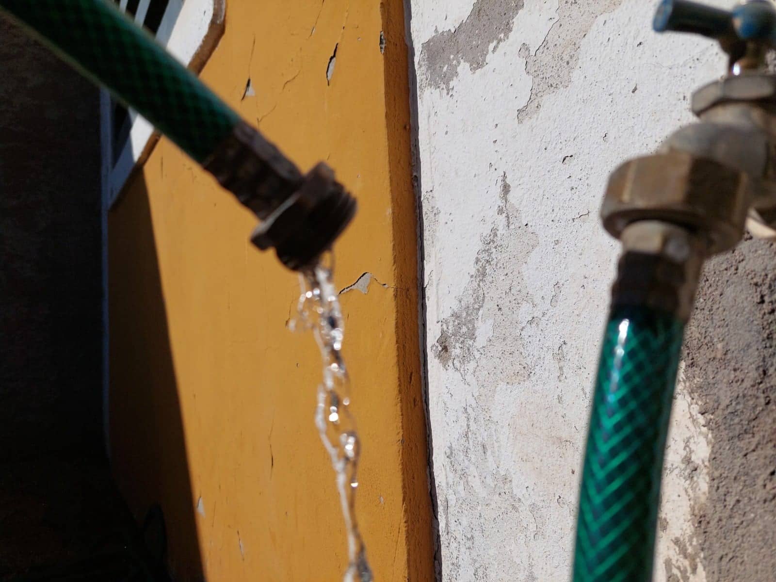Chorro de agua saliendo de una manguera