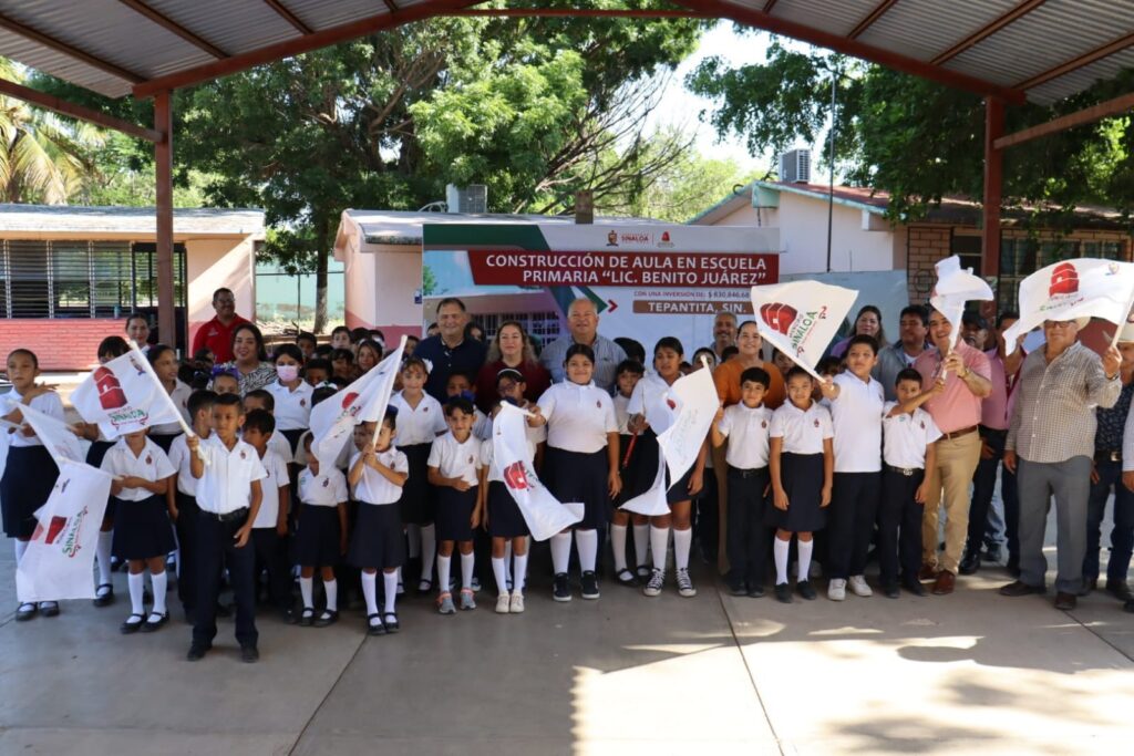 Alcalde Rolando Mercado junto a alumnos de la escuela primaria Lic. Benito Juárez