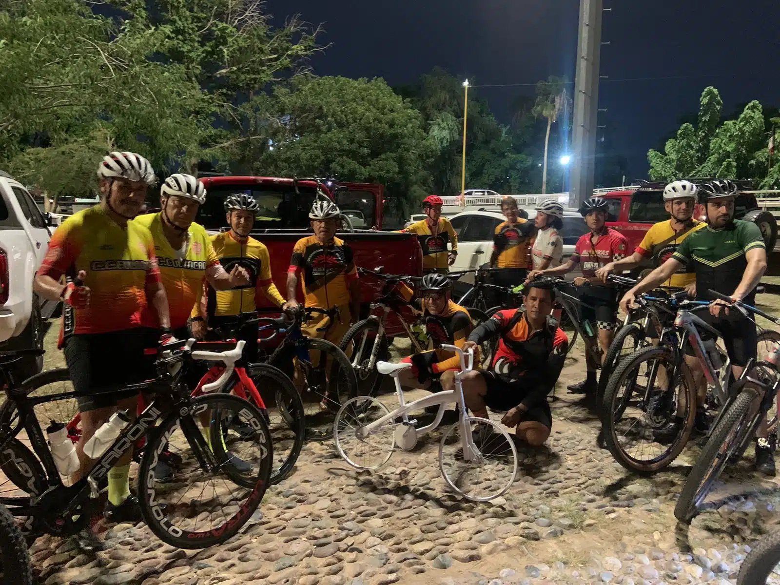 Ciclistas reunidos para honrar a Jesús