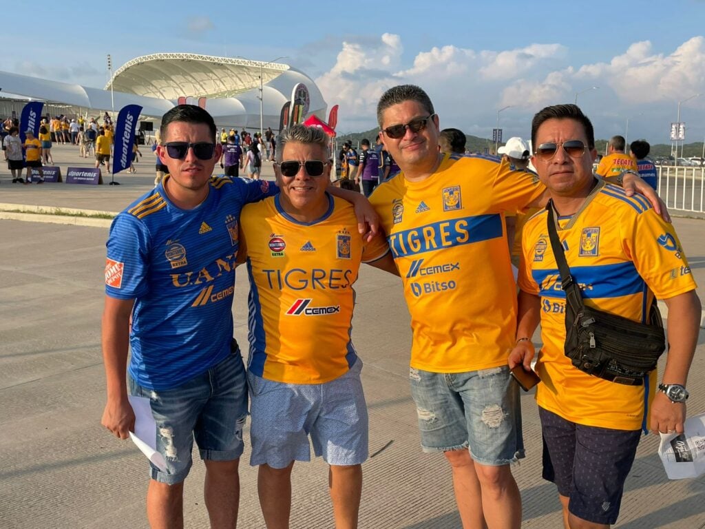 Aficionados llegando al Kraken para ver el partido entre Tigres y Mazatlán FC. Foto: Manuel Mancilla