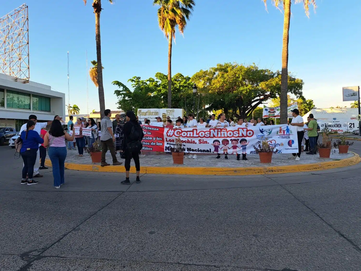 Marcha en Los Mochis para rechazar el contenido de los libros de texto gratuitos