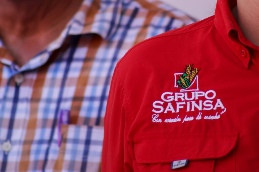 Empleado portando su uniforme con el logo de Grupo Safinsa