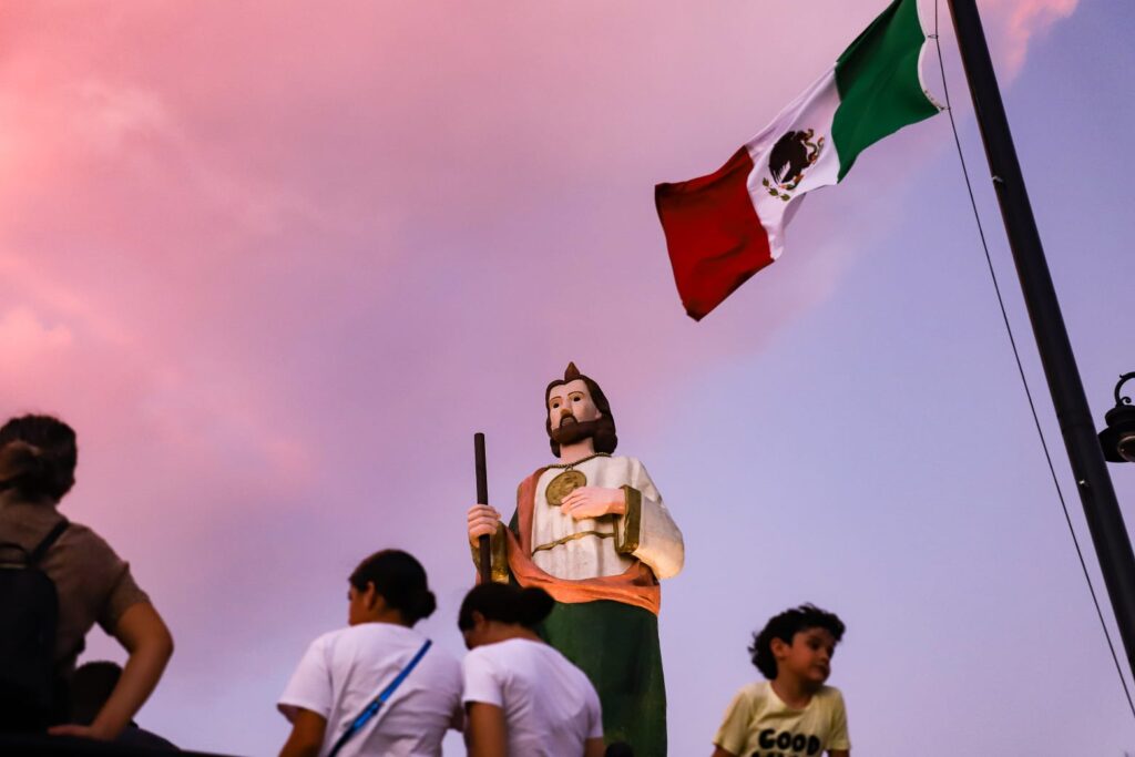 monumento gigante de San Judas Tadeo y la bandera de México