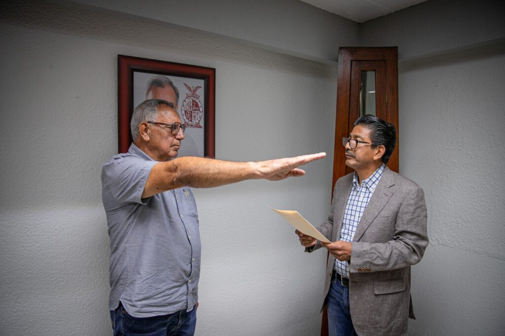 José Olegario Valle tomando protesta con el alcalde de Guasave