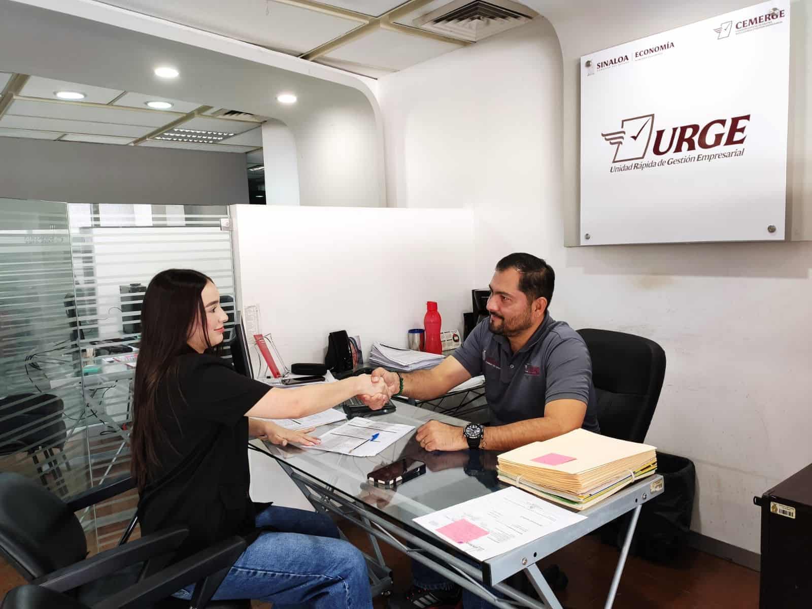 PERSONAS ESTRECHANDO SU MANO.