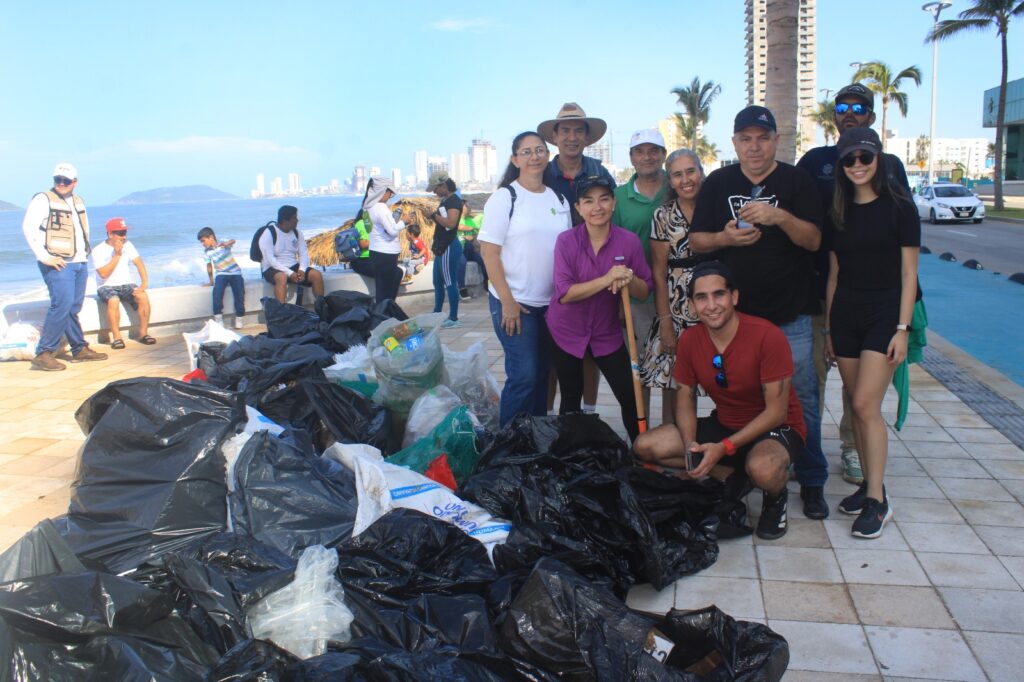 Limpieza de playa en Mazatlán
