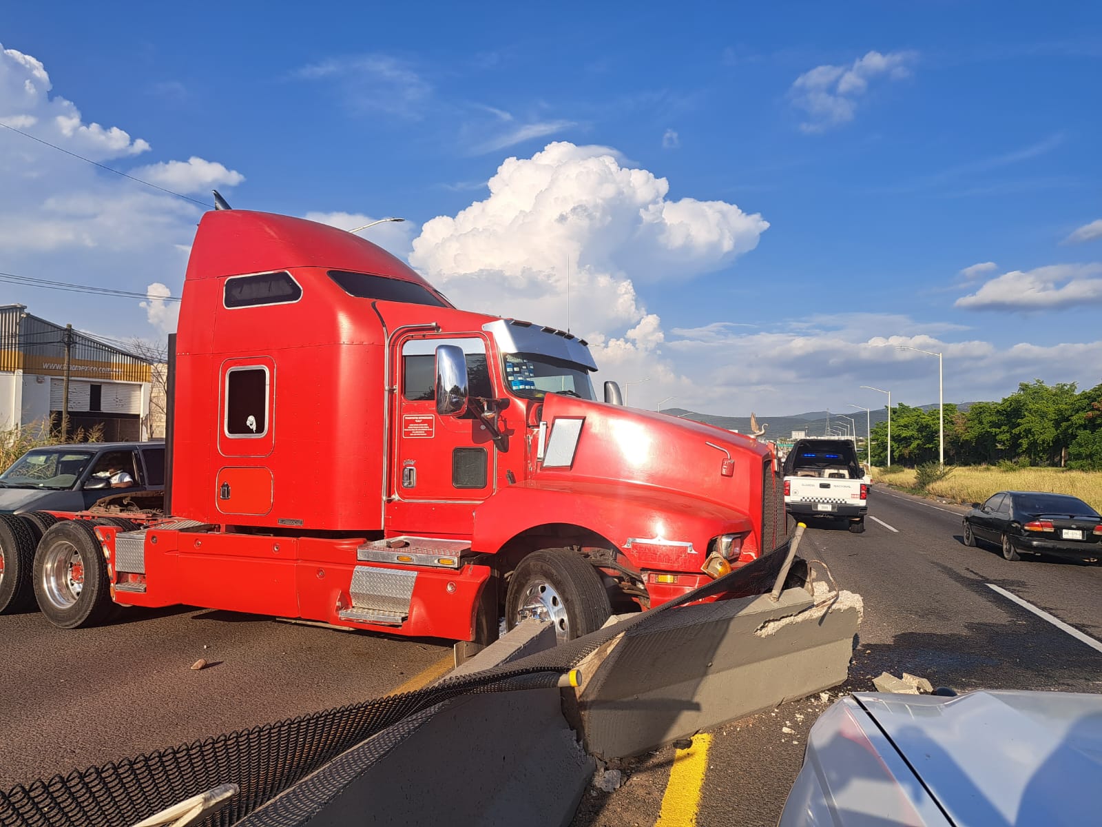 Tráiler impactado contra el muro de contención