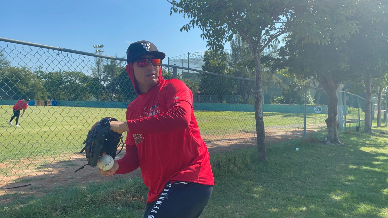 Jesús Barraza preparándose para lanzar