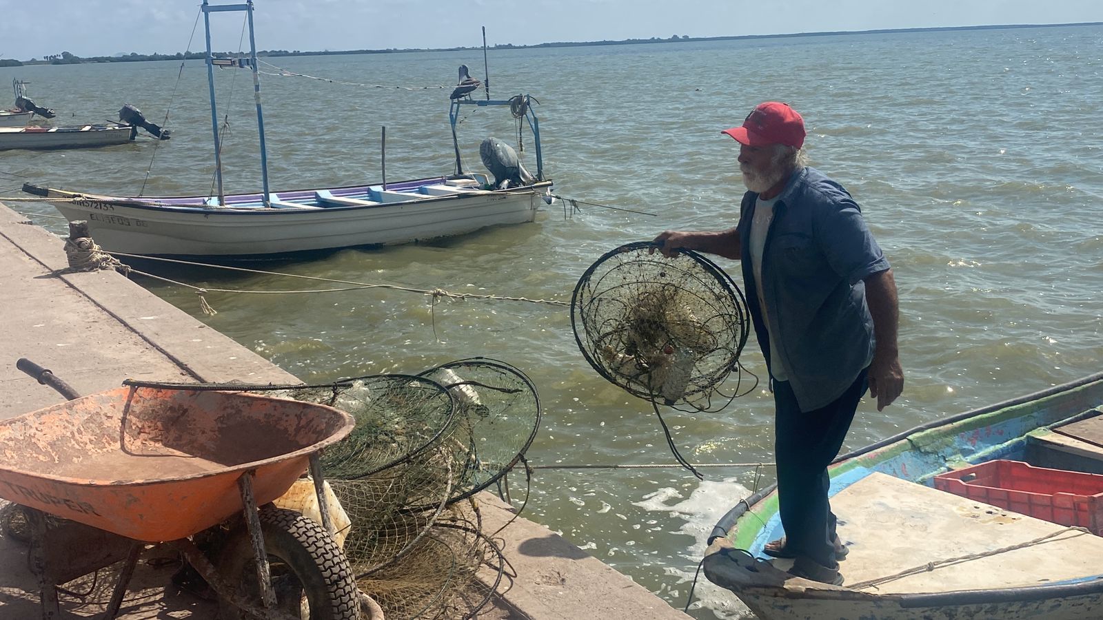 Pescador sacando la red de su embarcación