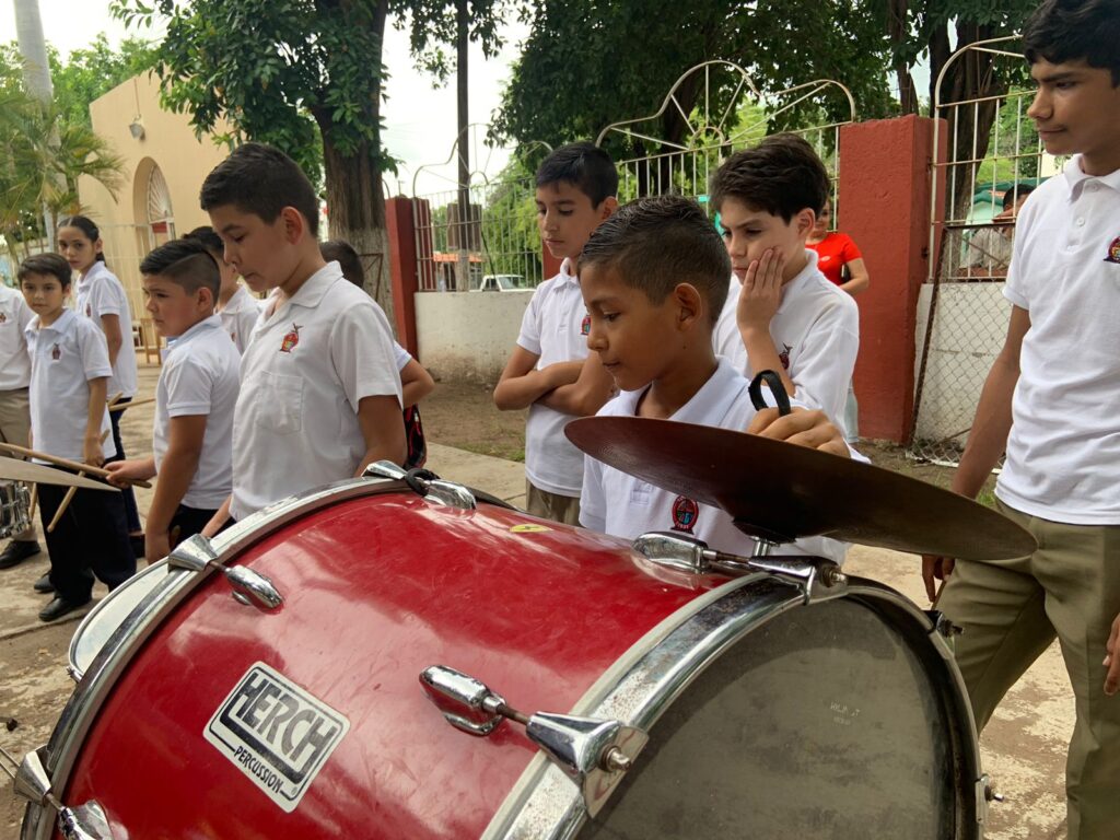 Alumnos que conforman “La Milagrosa” durante sus ensayos con el profesor Víctor Manuel Rubio