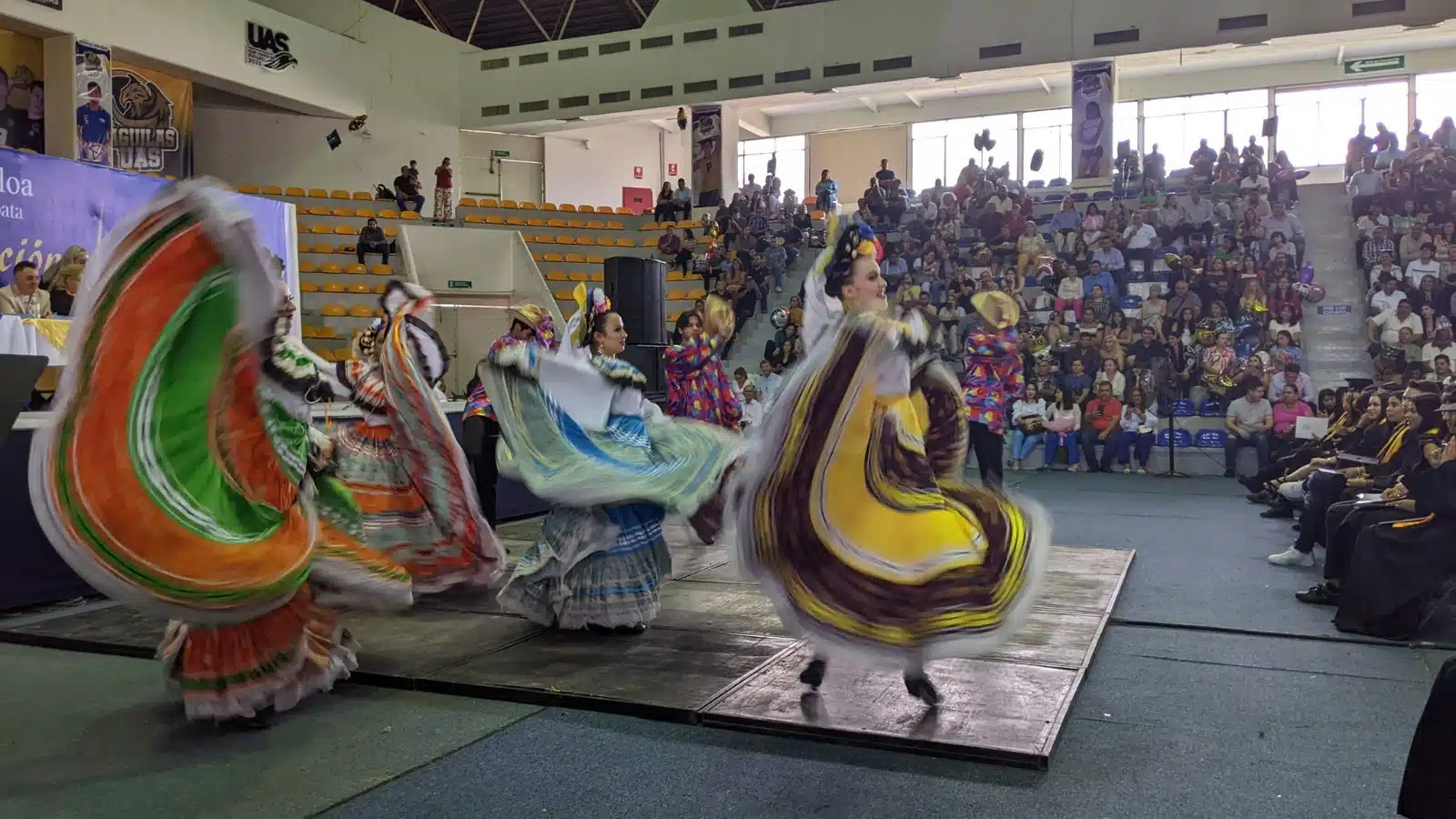 Jóvenes realizando una danza folclórica en evento de la UAS