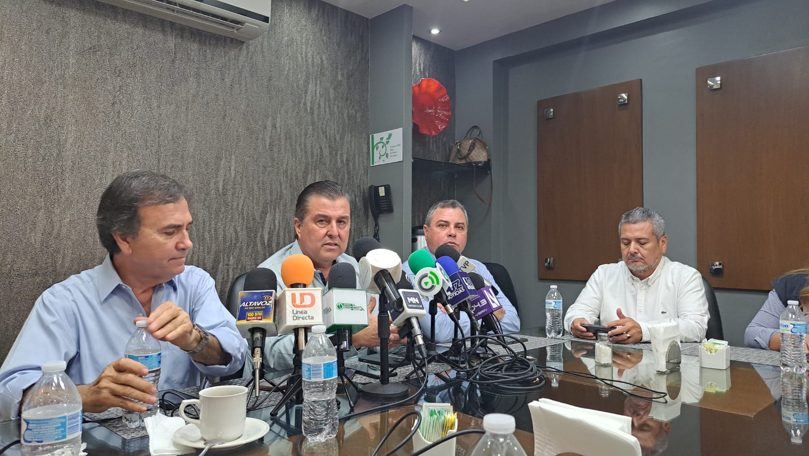 Héctor Ibarra Flores en rueda de prensa