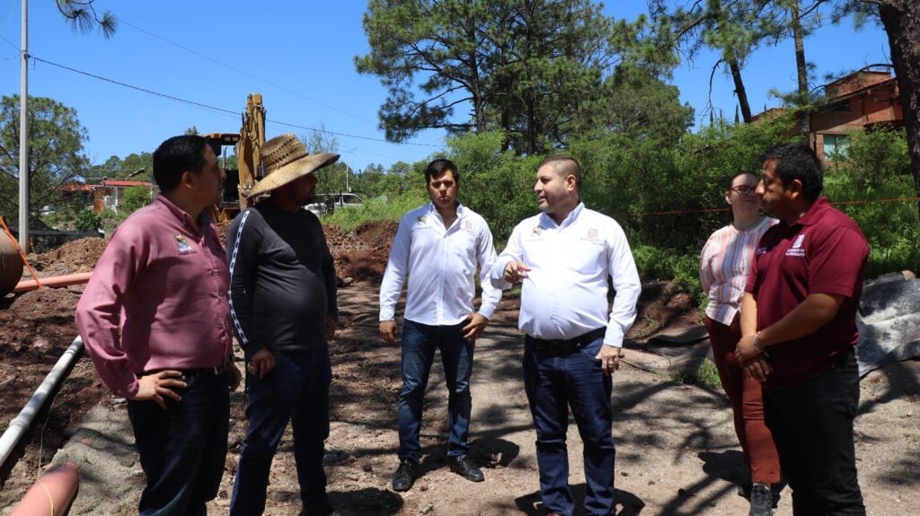 Alcalde José Paz López Elenes conversando con algunos funcionarios en Surutato