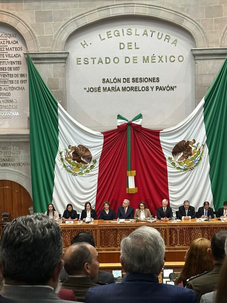 Salón de sesiones "José María Morelos y Pavón". Ahí se encuentra el presidente López Obrador y otros funcionarios de su gabinete