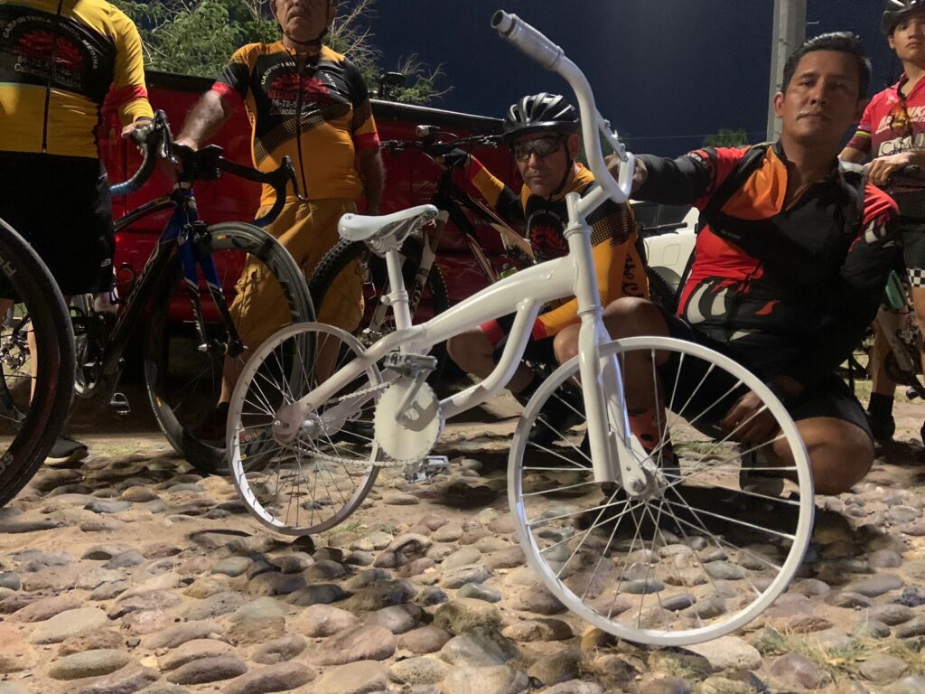 Bicicleta blanca colocada por el deceso de Jesús