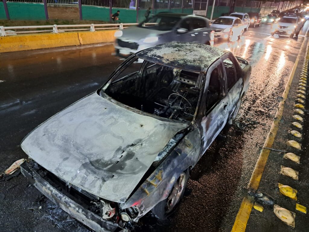 Nissan Tsuru en pérdida total tras incendio