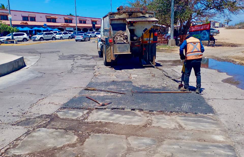 Cuadrilla de trabajadores operando en el programa de bacheo