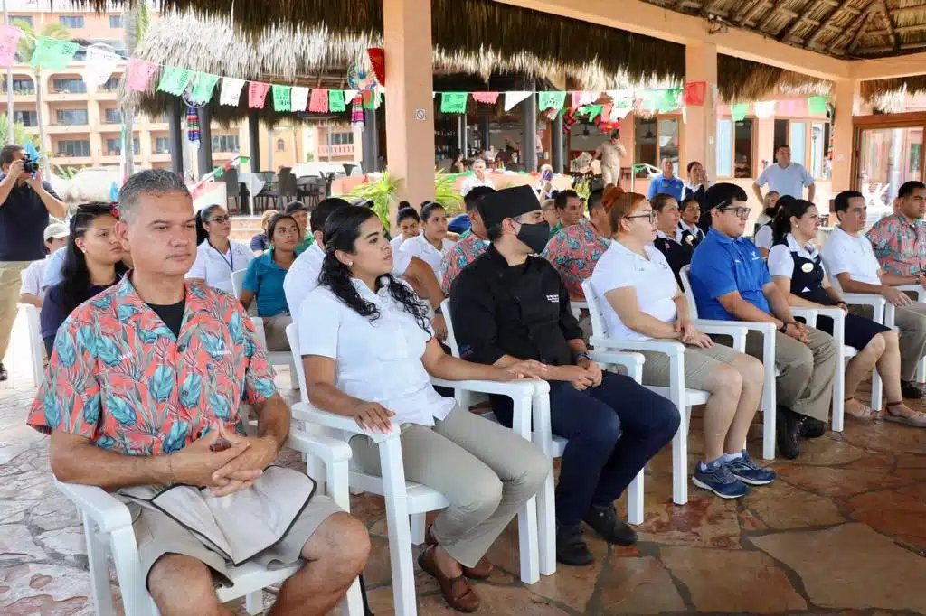 Asistentes durante la entrega de distintivos de Sectur