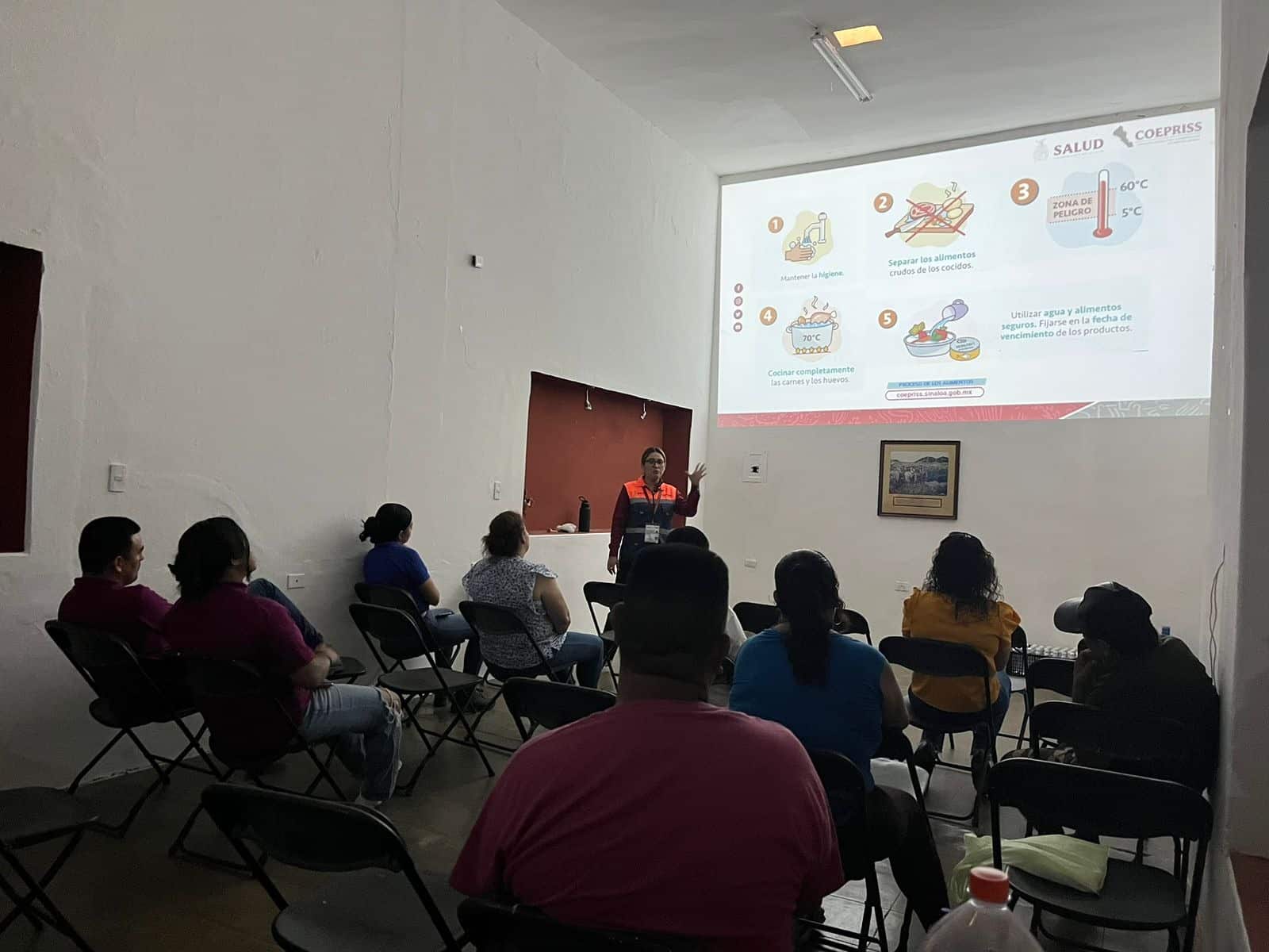 Personas sentadas en una capacitación de la Coepriss