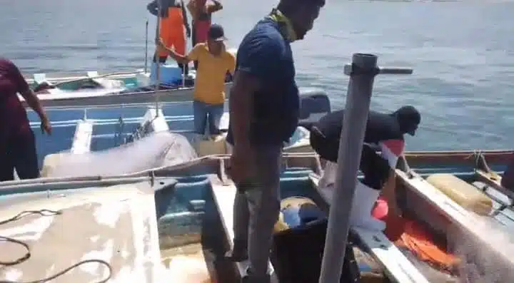 Habitantes de Las Lajitas rescatan la embarcación donde yace el cuerpo sin vida de Natanael