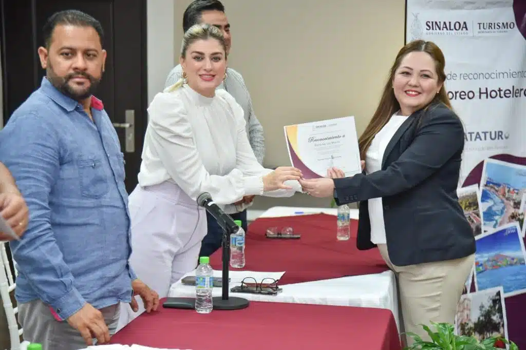 Hoteleros recibiendo su certificación