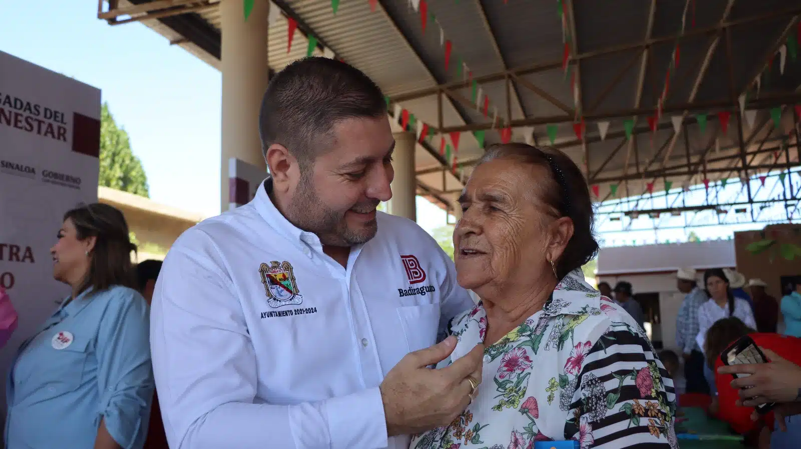 Alcalde José Paz López Elenes riendo junto a una vecina de Surutato