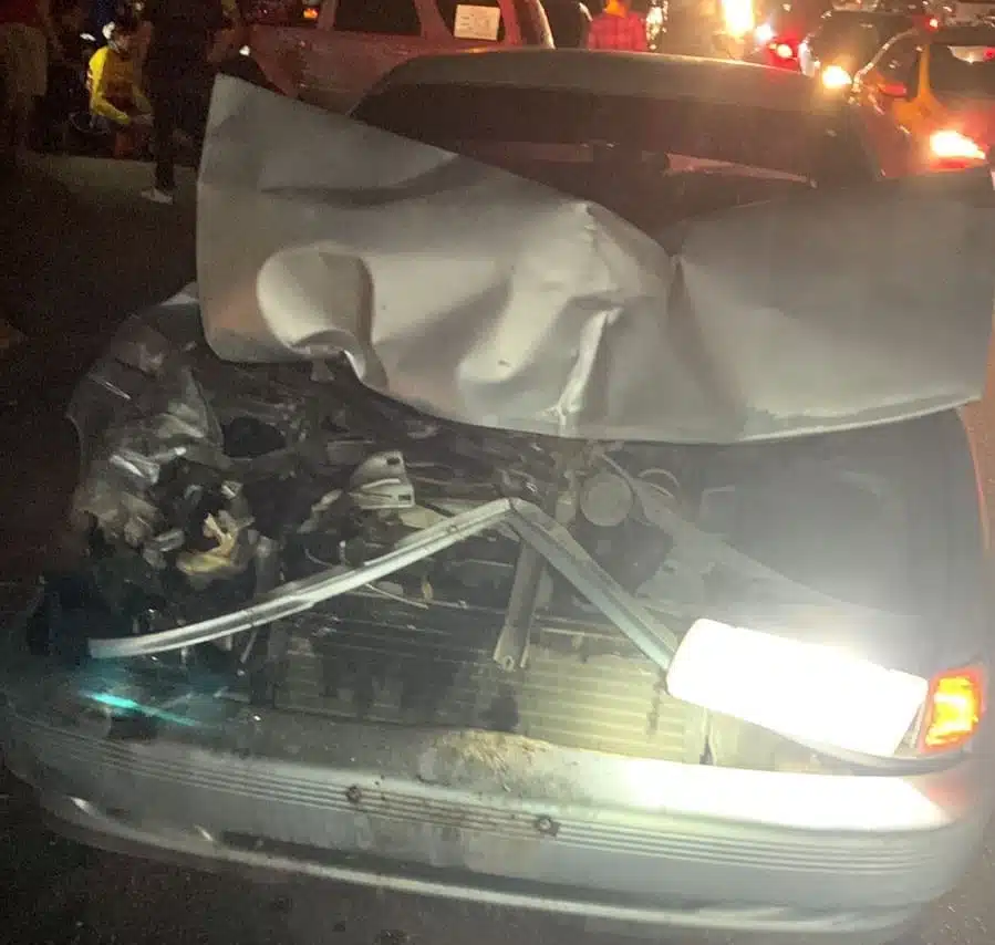 Vehículo Nissan Tsuru con el frente destrozado