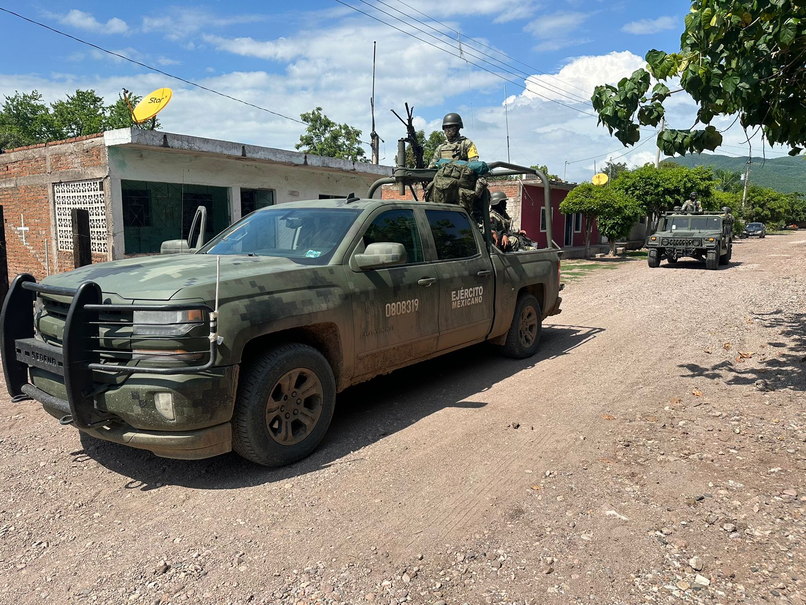 Vehículo del Ejército con personal a bordo