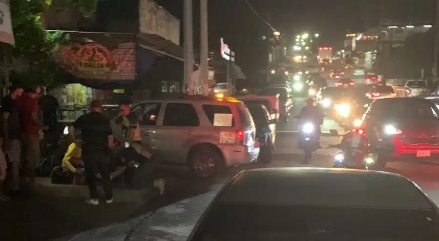 Elementos de Grupo Gerum auxiliando al motociclista lesionado