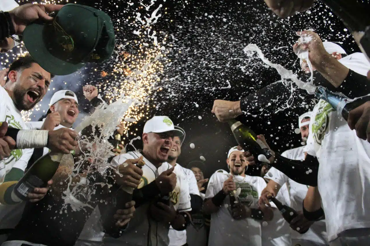 Pericos de Puebla celebrando una victoria