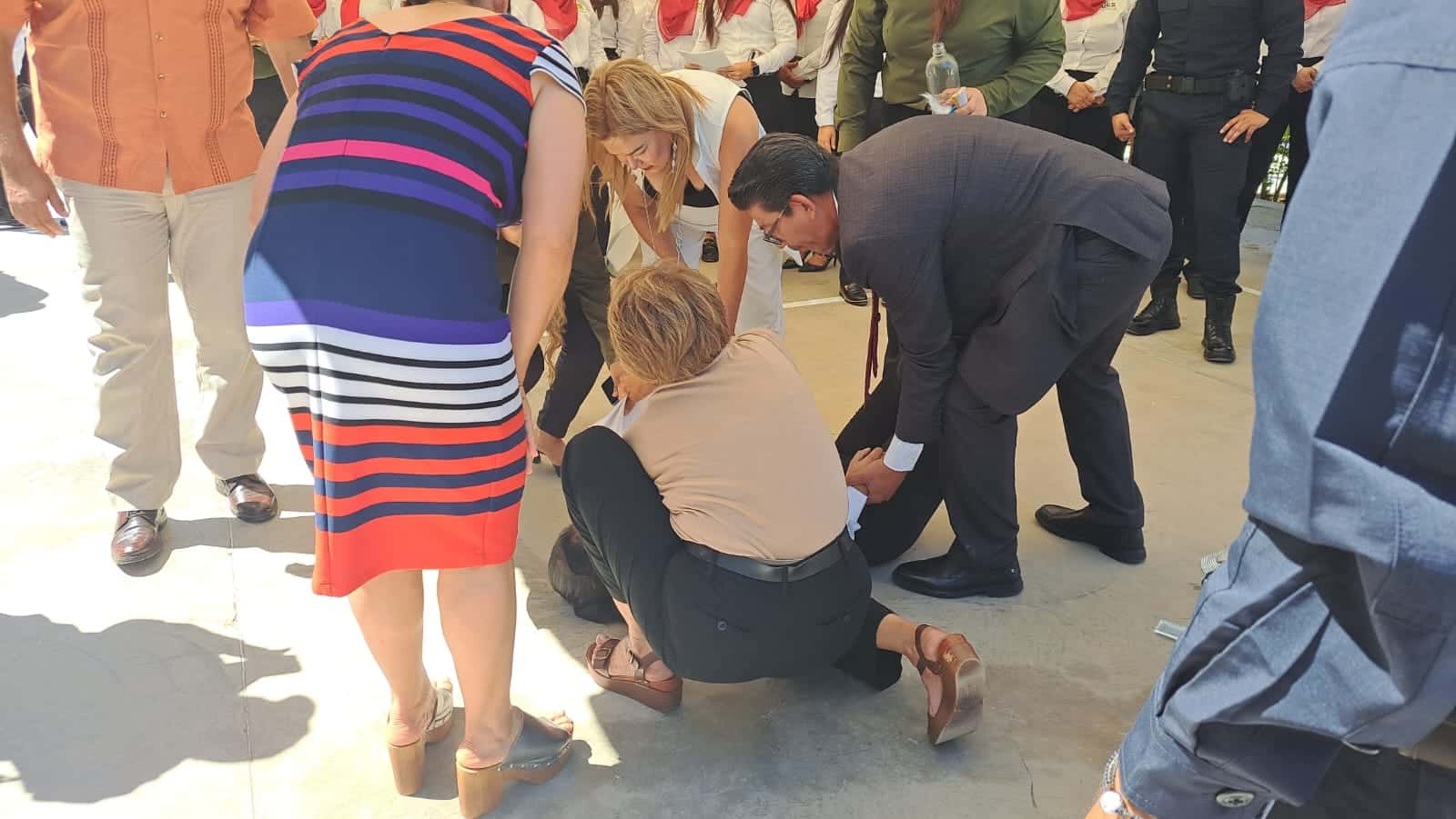 Alcalde y presentes en evento cívico de la UPES auxilian a una alumna desmayada por la intensa temperatura