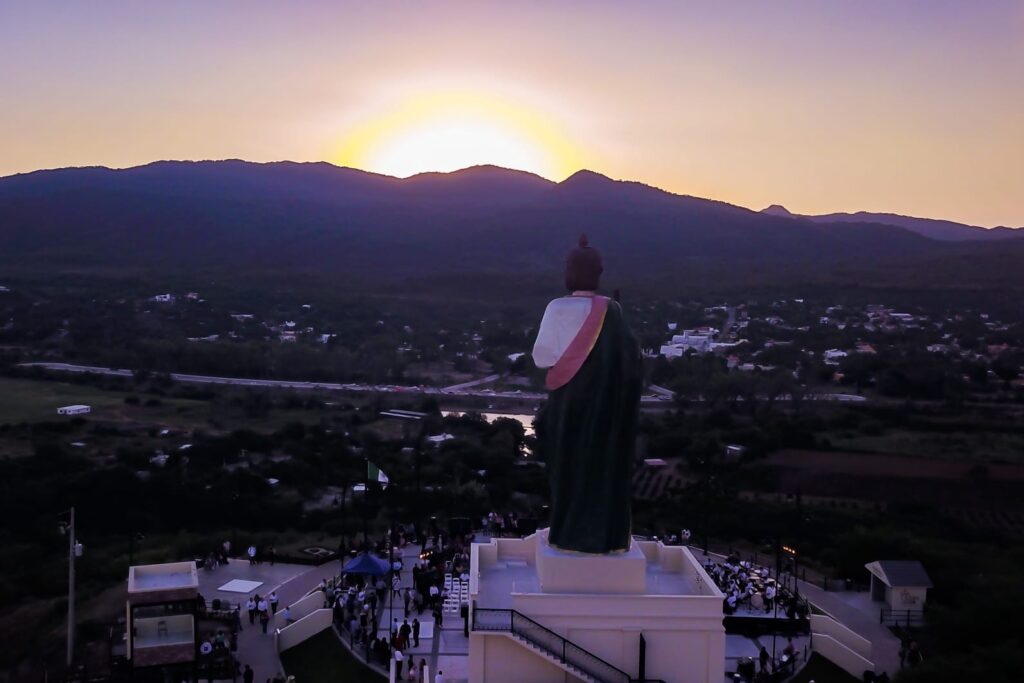 Monumento de San Judas Tadeo y una puesta de sol