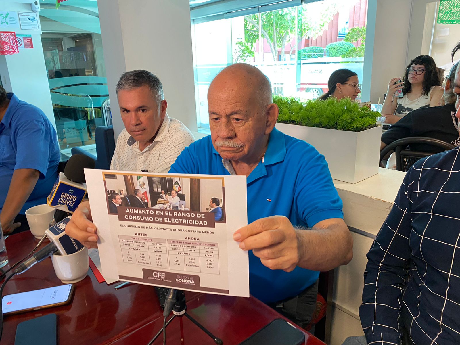 Guillermo Padilla Montiel, presidente de la asociación civil, mostrando el aumento en el rango de consumo de electricidad