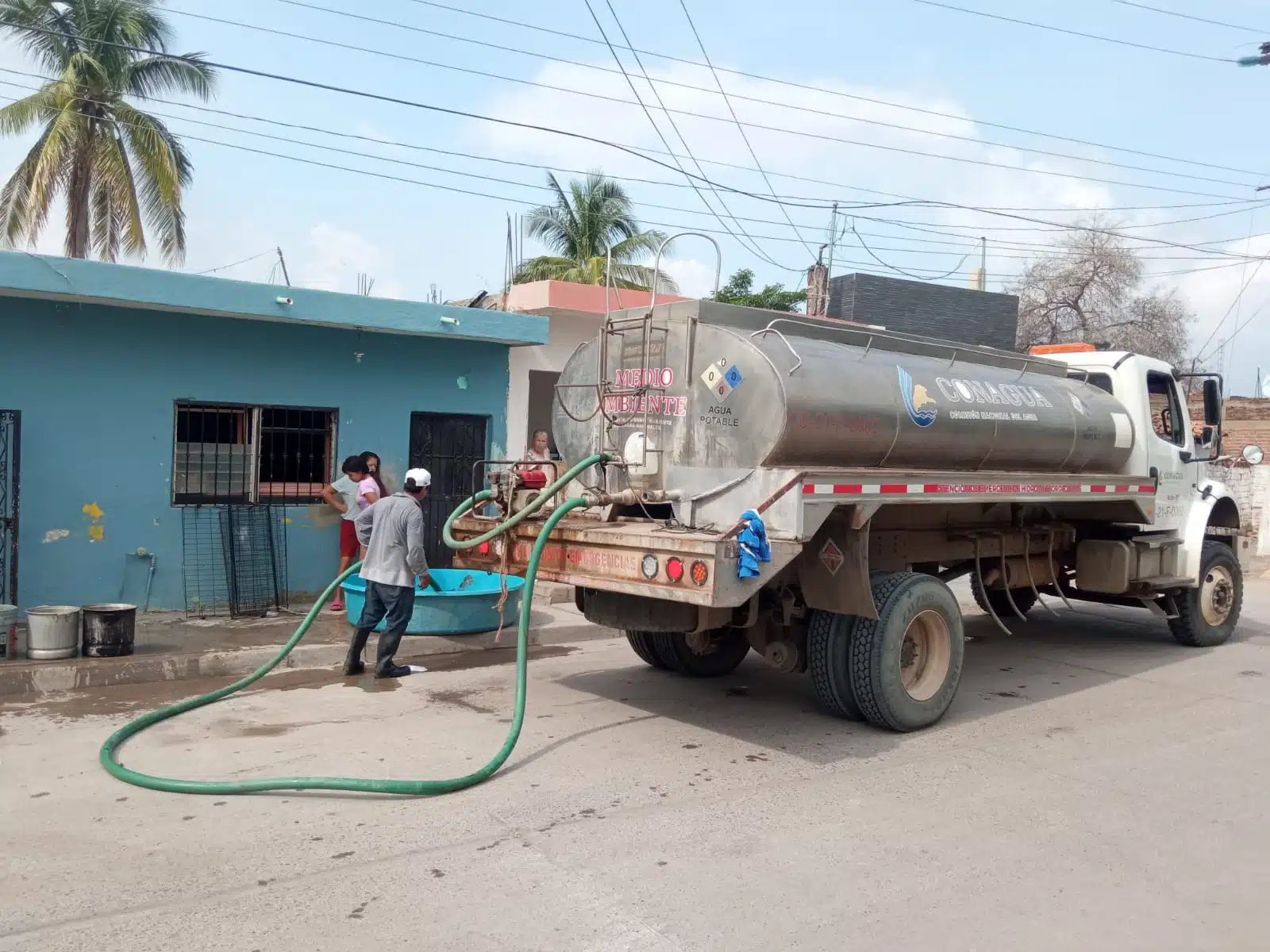 Pipa distribuyendo agua potable en una zona de Villa Unión