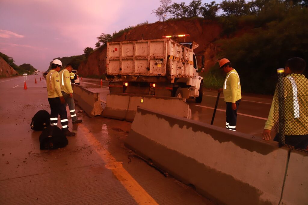 Personal reacomodando el bloque movido por el accidente vial en Libramiento Mazatlán