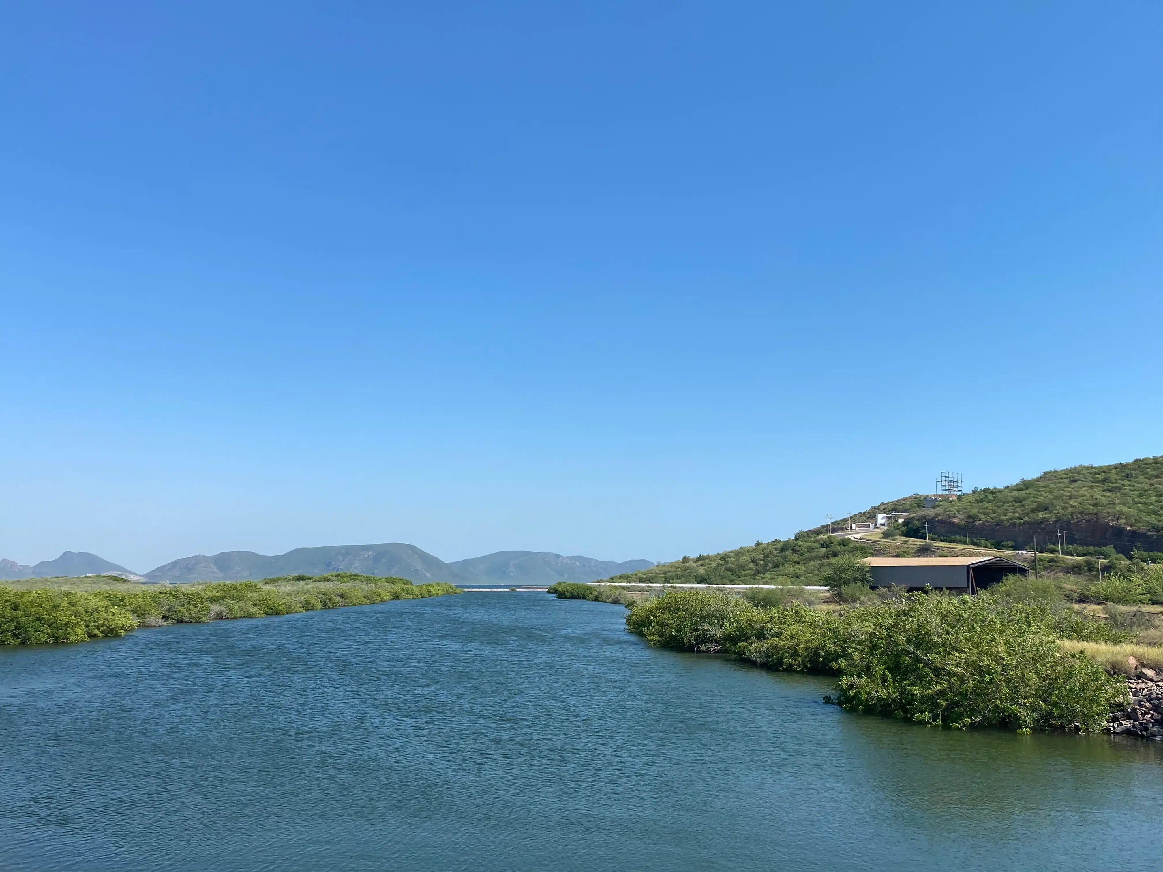 Canal alimentador de agua para la generación de energía en la Termoeléctrica del puerto de Topolobampo