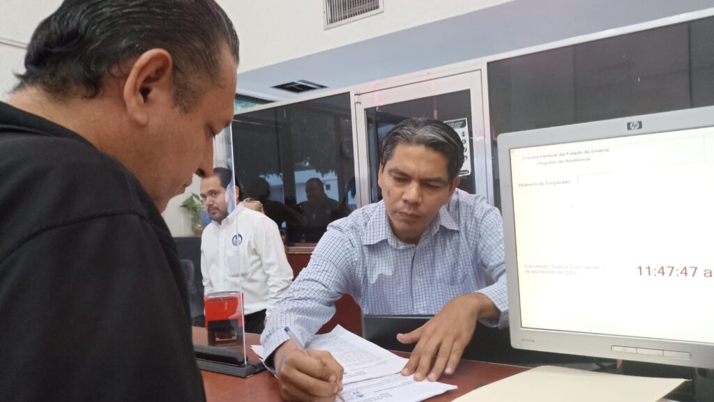 Integrantes del Movimiento Democrático Universitario entregando la solicitud en la Fiscalía General del Estado