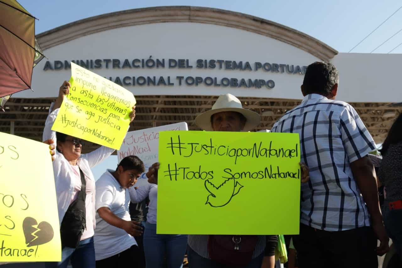 Manifestación de pescadores por la muerte de Natanael en la entrada de la ASIPONA, Topolobampo