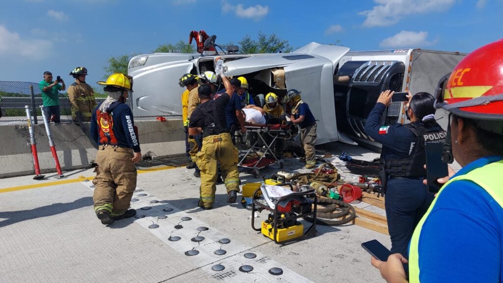 Fuerte accidente sufre chofer de tráiler cargado de duraznos por la Culiacán- Mazatlán.