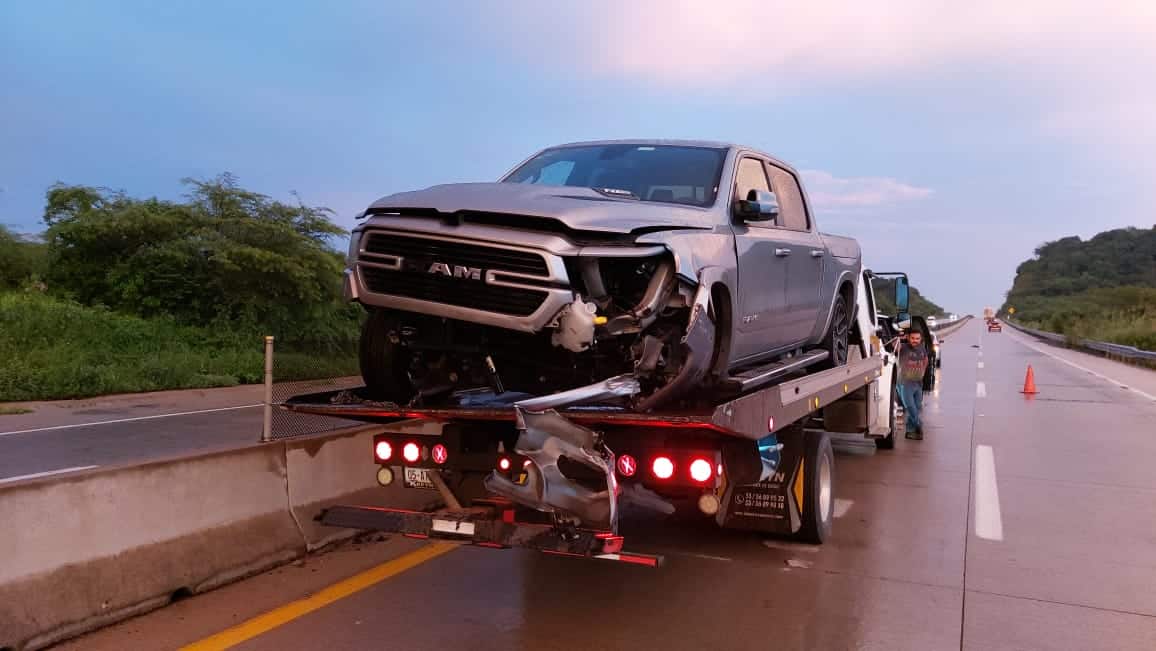 Camioneta con daños en la parte delantera por accidente en Libramiento Mazatlán