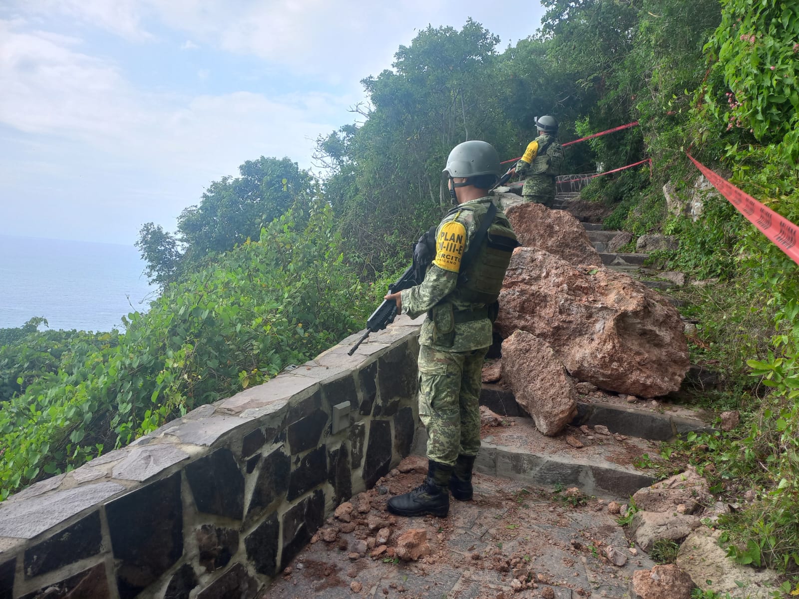 PERSONAL MILITAR REALIZA TRABAJOS DE LIMPIEZA EN FARO MAZATLÁN.