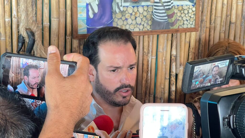 Ricardo Velarde Cárdenas entrevistado por medios de comunicación
